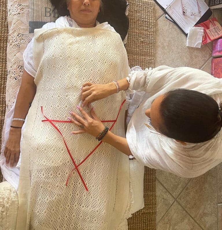 Sanción de útero castellon lucena, mujer acostada sanando útero